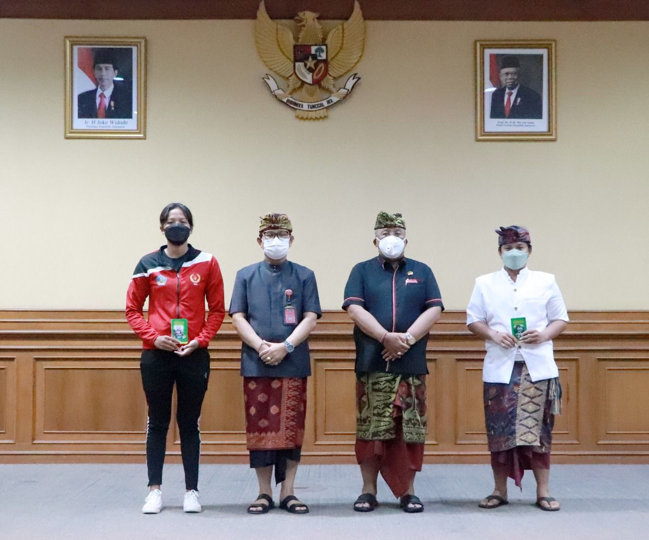 podiumnews.com-Badung Serahkan Bonus Atlet Peraih Medali Pon Papua dan UDG 